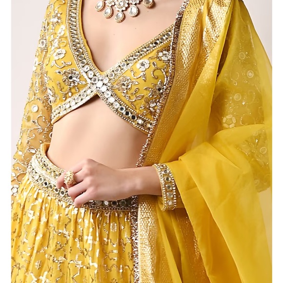 Yellow hand embroidered Lehenga - size M - Picture 3 of 6